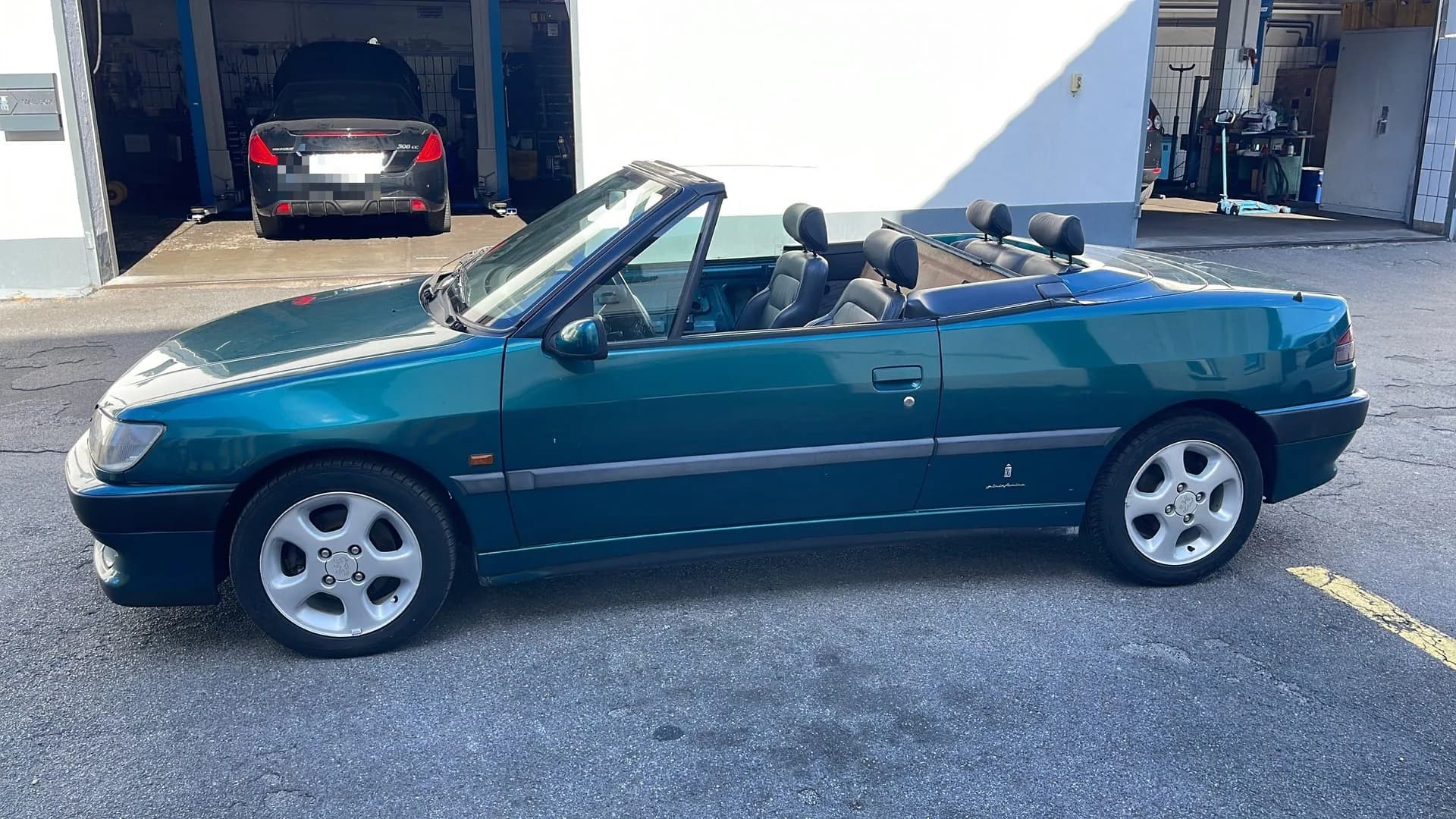 Peugeot 306 Cabrio auf dem Hof