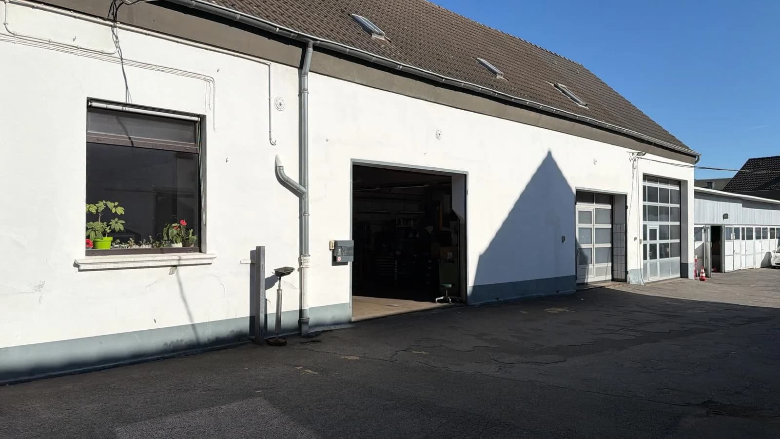 Werkstatt von PK Service in der Benrather Schlossallee - Tor offen