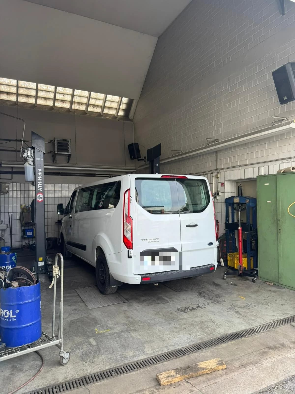 Transporter auf Spezial-Hebebühne